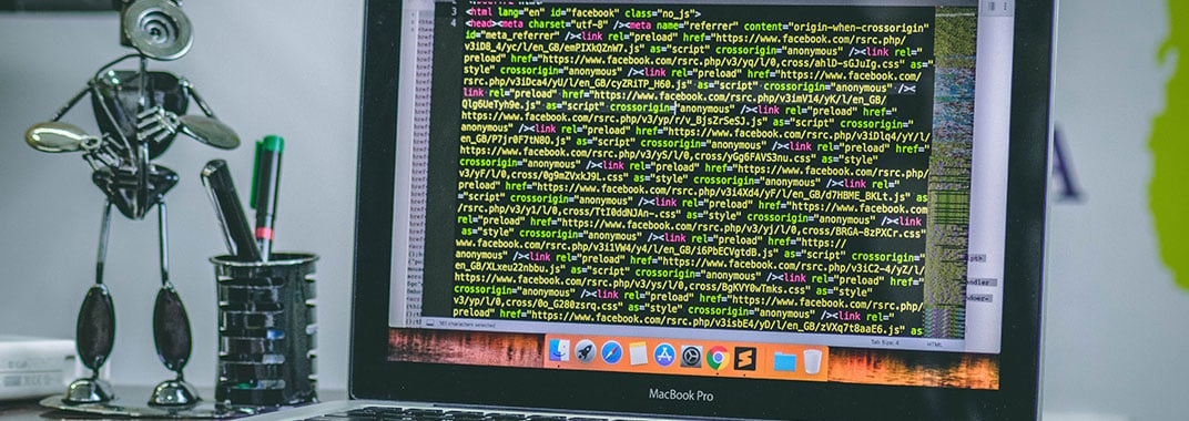 Ekran komputera pracującego w branży IT. Grafika do tekstu o trendach IT 2022